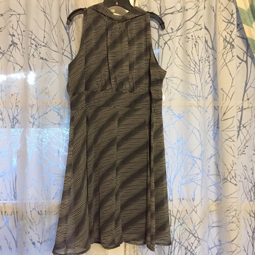Sharp and elegant sleeveless dress